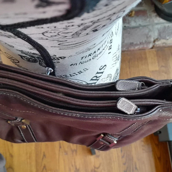 Wilson Leather Shoulder Bag - Picture 4 of 9